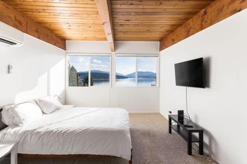 Enjoy Paradise on Lake Sammamish in Northeast Bellevue (WA)