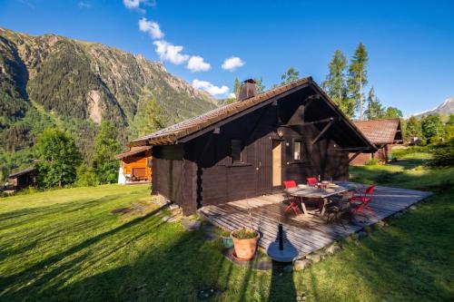 Chalet du Glacier Cosy Alpine style, Sleeps 4 - Happy Rentals