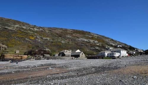 Lakeside Shepherd's hut with outdoor 'jet' bath in Saint Gennys