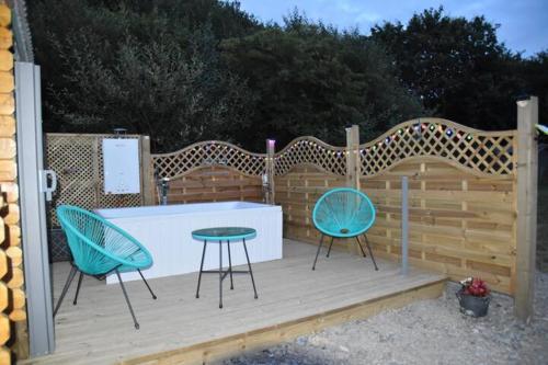 Lakeside Shepherd's hut with outdoor 'jet' bath in Saint Gennys