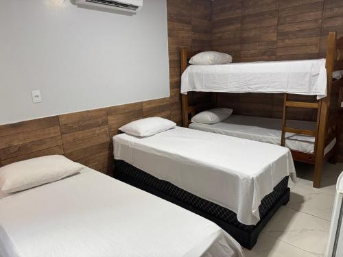4 twin beds