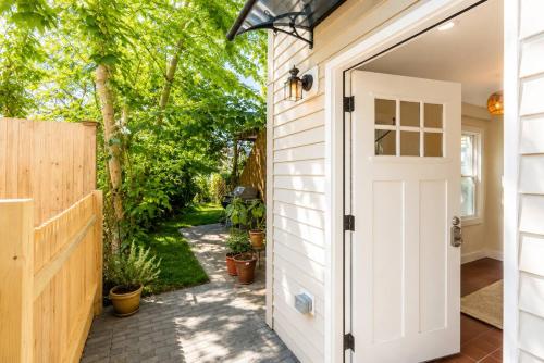 Modern Studio Near Logan with Private Entrance in Logan Airport