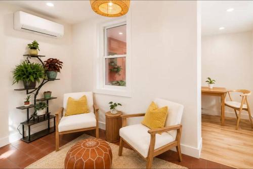Modern Studio Near Logan with Private Entrance in Logan Airport