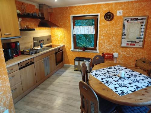 Geräumige Ferienwohnung mit Doppelbetten, Bad, Küche und Balkon (Geraumige Ferienwohnung mit Doppelbetten, Bad, Kuche und Balkon) in Auerbach in der Oberpfalz