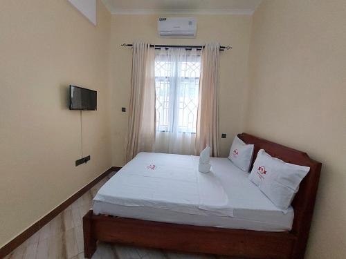 Koplietošanas atpūtas telpa ar TV, Nyerere Green Lodge in Kwangwazi