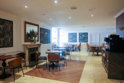 Restaurante, Ramada by Wyndham Cheltenham in Cheltenham