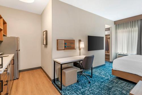 Candlewood Suites Rowlett - Lake Ray Hubbard by IHG Room Type - Studio King Suite with Roll In Shower - Mobility Accessible