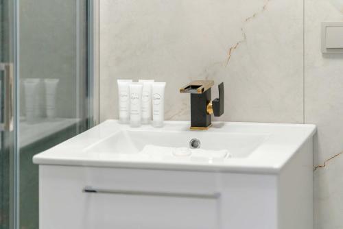 Spacious Family Apartment with a Balcony and Parking by Noclegi Renters - image 4