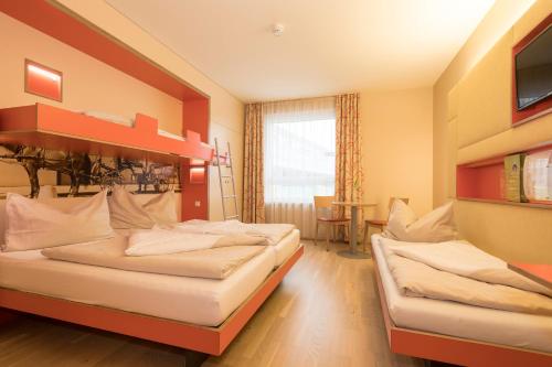 1 queen bed, 1 twin bed, 1 bunk bed