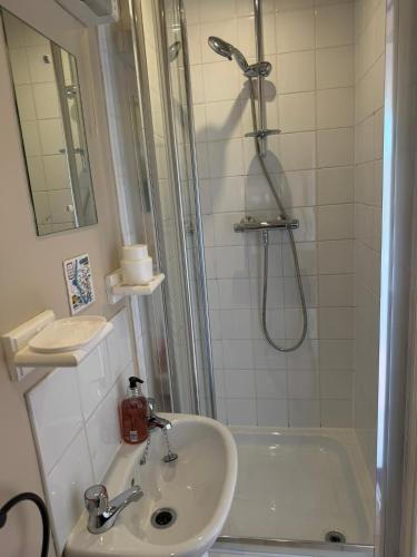 Adam Place Guest House Room Type - Triple Room