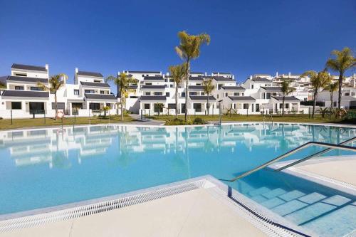 Estepona Sunsets - Modern 3-BR Beachside Apartment