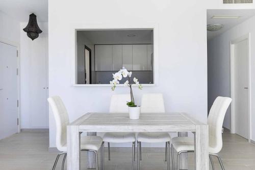 Estepona Sunsets - Modern 3-BR Beachside Apartment in บาเอีย โดราดา