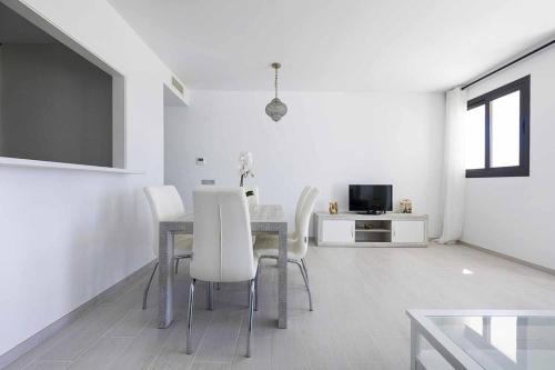 Estepona Sunsets - Modern 3-BR Beachside Apartment in บาเอีย โดราดา