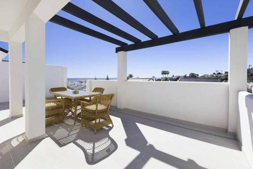 Estepona Sunsets - Modern 3-BR Beachside Apartment in บาเอีย โดราดา