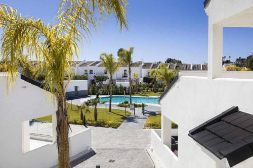 Estepona Sunsets - Modern 3-BR Beachside Apartment in บาเอีย โดราดา