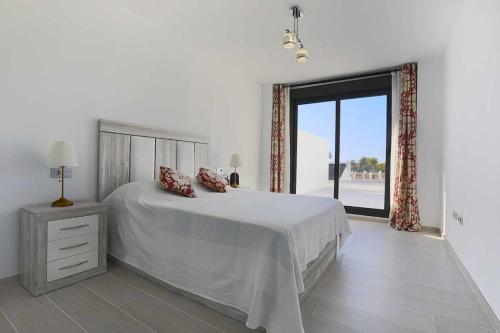 Estepona Sunsets - Modern 3-BR Beachside Apartment in บาเอีย โดราดา