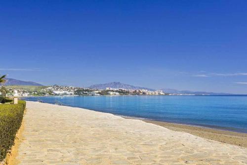 Estepona Sunsets - Modern 3-BR Beachside Apartment in บาเอีย โดราดา