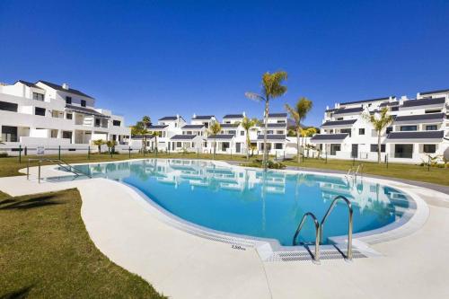 Estepona Sunsets - Modern 3-BR Beachside Apartment in บาเอีย โดราดา