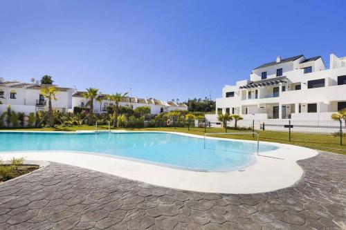 Estepona Sunsets - Modern 3-BR Beachside Apartment in บาเอีย โดราดา