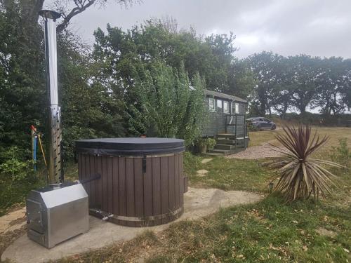 Cosy Off Grid Shepherds Hut with Wood Fired Hot Tub gîte à louer Crockernwell