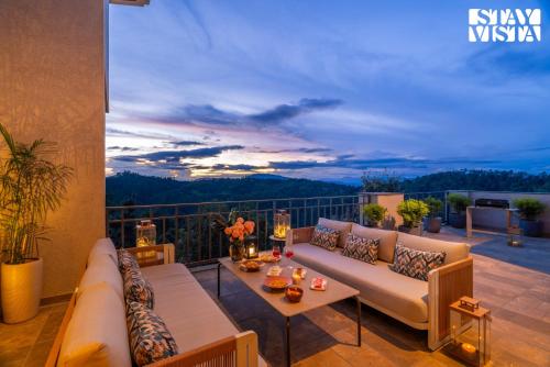 StayVista at Kings Abode with Mountain View, BBQ - Nainital
