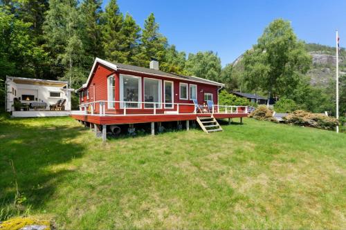 Cozy cabin by the waterfront, tranquility, nature, and fjords in Forsand