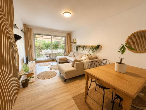 Apartment with private garden, swimming pool, and tennis court