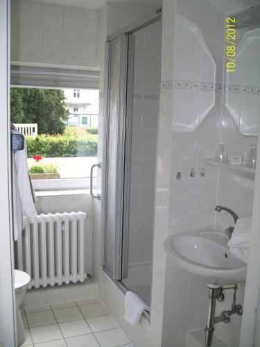 ห้องน้ำ, Hotel an der Hauptallee in บาด พีร์มอนต์