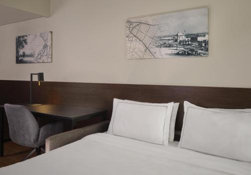 1 queen bed, 1 sofa bed