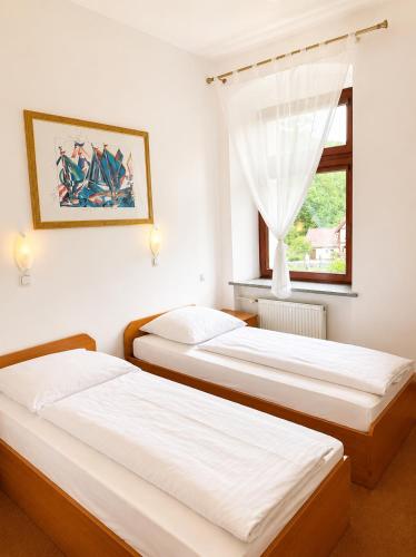 2 twin beds