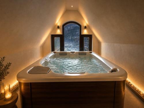 热水浴池, RUELLE Chateau Boutique- adults only in 锡纳亚