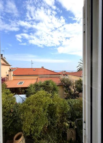Villa Menton La Pomponette climatisée écrin de verdure a deux pas du centre