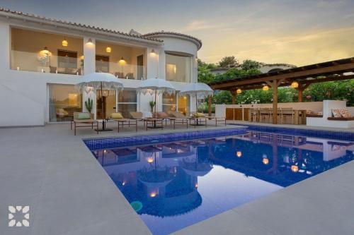 Villa Almasur by Abahana Villas