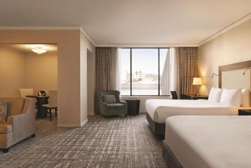 2 queen beds