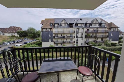 T2 avec un balcon à côté de la plage de Cabourg