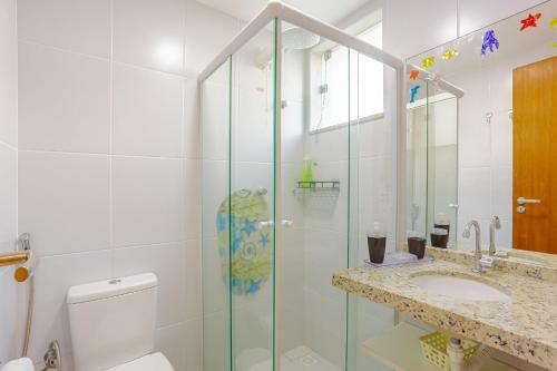 Bathroom, IT139 Apt 2 Suites Cond Pe na Areia c/ Piscina in Itacimirim