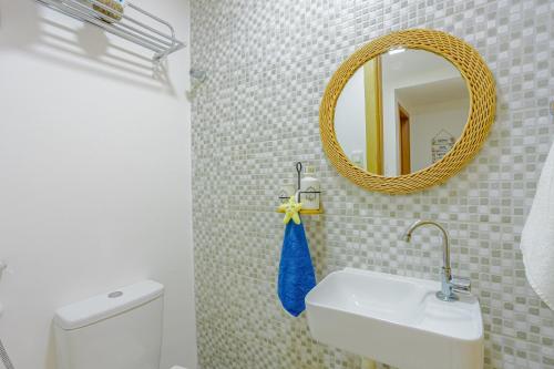 Bathroom, IT139 Apt 2 Suites Cond Pe na Areia c/ Piscina in Itacimirim