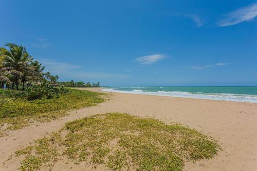Beach, IT139 Apt 2 Suites Cond Pe na Areia c/ Piscina in Itacimirim
