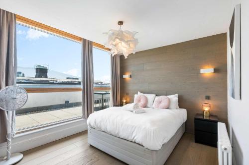 Hosted by StaySejour - Free Parking - Brighton Penthouse - Private Rooftop - 3 bedrooms - image 4