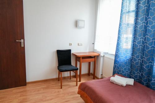1 double bed, 1 twin bed