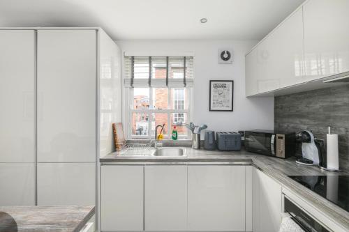 Stylish 2BDR 2BA Flat with Chic Interiors - image 5