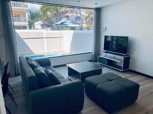 Modern 3BR Villa with Pool and 3 Min to Beach in Pointe aux Cannoniers