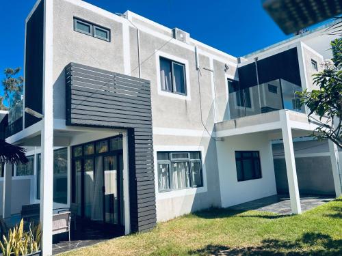 Modern 3BR Villa with Pool and 3 Min to Beach in Pointe aux Cannoniers