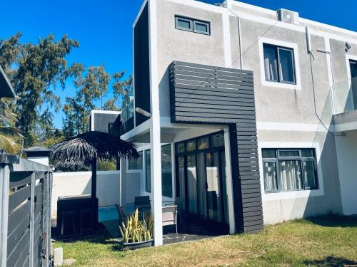 Modern 3BR Villa with Pool and 3 Min to Beach in Pointe aux Cannoniers