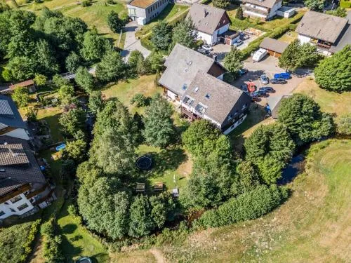 Großer Garten mit Grill,-Spiel und Sitzmöglichkeiten-umgeben von schöner Natur-Ferienhaus Albmatte in St. Blasien, Deutschland