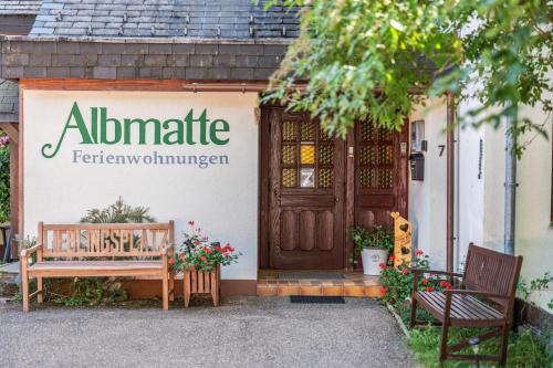 Großer Garten mit Grill,-Spiel und Sitzmöglichkeiten-umgeben von schöner Natur-Ferienhaus Albmatte 2