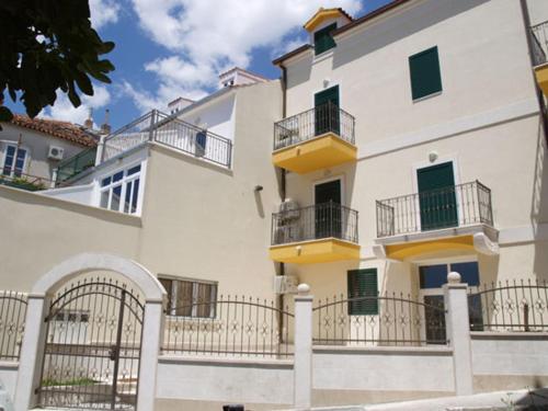  Apartmani Paula, Ferienwohnung in Makarska