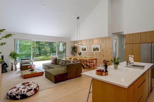 Catskills New Build w/ Private Hot Tub! in East Durham (NY)