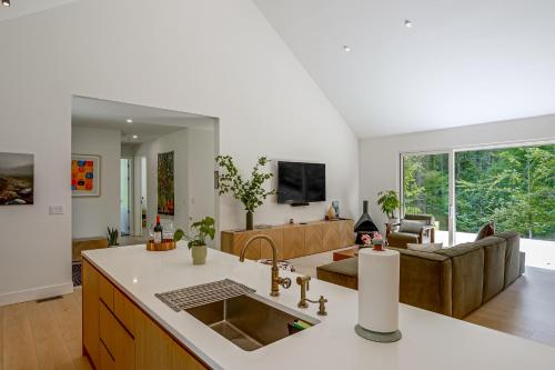 Catskills New Build w/ Private Hot Tub! in East Durham (NY)