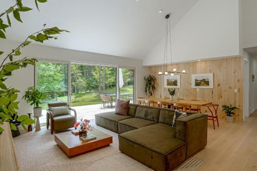 Catskills New Build w/ Private Hot Tub! in East Durham (NY)